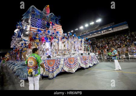 Sao Paulo, Sao Paulo, Brésil. Feb 26, 2017. Les membres de l'école de samba Terceiro Milenio participer au défilé des Écoles de Samba à Anhembi Sambadrome, dans le cadre du Carnaval 2017 à Sao Paulo, Brésil. Credit : Paulo Lopes/ZUMA/Alamy Fil Live News Banque D'Images