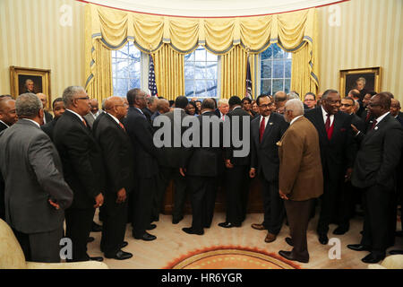 Washington DC, USA. 27 février 2017. Le Président des Etats-Unis, Donald Trump, pose avec des représentants de la Collèges et universités traditionnellement noires dans le bureau ovale de la Maison Blanche, Washington, DC, le 27 février 2017. Credit : Aude Guerrucci/Piscine/MediaPunch /CNP via Alamy Live News Banque D'Images