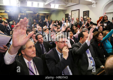 Washington DC, USA. 27 février 2017. Les journalistes lèvent la main pour poser des questions de Presse Sean Spicer durant son point de presse quotidien de la James S. Brady salle des conférences de presse à la Maison Blanche, Washington, DC, le 27 février 2017. Credit : Aude Guerrucci/Piscine/MediaPunch /CNP via Alamy Live News Banque D'Images