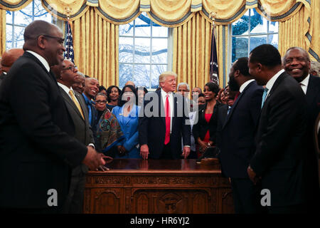 Washington DC, USA. 27 février 2017. Le Président des Etats-Unis, Donald Trump, pose avec des représentants de la Collèges et universités traditionnellement noires dans le bureau ovale de la Maison Blanche, Washington, DC, le 27 février 2017. Credit : Aude Guerrucci/Piscine/MediaPunch /CNP via Alamy Live News Banque D'Images