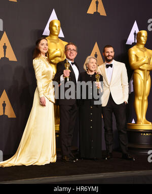 Dakota Johnson, David Wasco, Sandy Reynolds-Wasco, Jamie Dornan 370 89e Academy Awards (Oscars), salle de presse au Dolby Theatre de Los Angeles. Le 26 février 2017. Banque D'Images