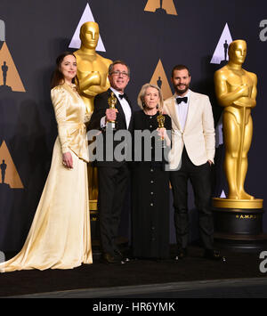 Dakota Johnson, David Wasco, Sandy Reynolds-Wasco, Jamie Dornan 371 89e Academy Awards (Oscars), salle de presse au Dolby Theatre de Los Angeles. Le 26 février 2017. Banque D'Images