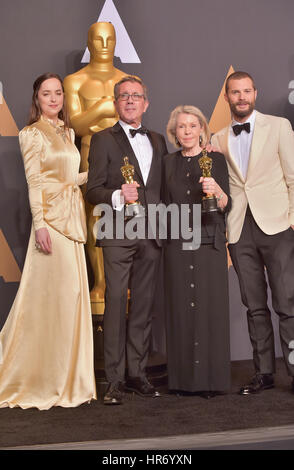 Hollywood, Ca. 26 février 2017. Dakota Johnson, David Wasco, Sandy Reynolds-Wasco, Jamie Dornan, À La 89 E Édition Annuelle De La Academy Awards Press Room Au Hollywood & Highland Center, Californie, Le 26 Février 2017. Crédit: Media Punch/Alay Live News Banque D'Images