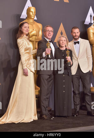 Hollywood, Ca. 26 février 2017. Dakota Johnson, David Wasco, Sandy Reynolds-Wasco, Jamie Dornan, À La 89 E Édition Annuelle De La Academy Awards Press Room Au Hollywood & Highland Center, Californie, Le 26 Février 2017. Crédit: Media Punch/Alay Live News Banque D'Images