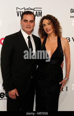 Los Angeles, CA, USA. Feb 26, 2017. Peter Constantinides, Melina Kanakaredes aux arrivées pour 2017 Elton John AIDS Foundation Academy Awards Viewing Party, West Hollywood Park, Los Angeles, CA, le 26 février 2017. Credit : James Atoa/Everett Collection/Alamy Live News Banque D'Images