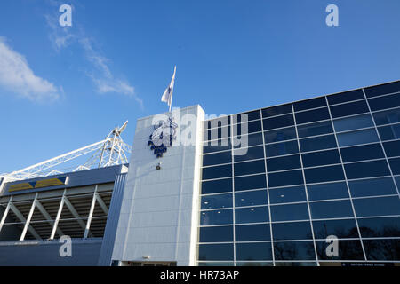 Journée ensoleillée Vue extérieure de l'entrée principale et signe pour Preston North End FC Deepdale stadium Banque D'Images