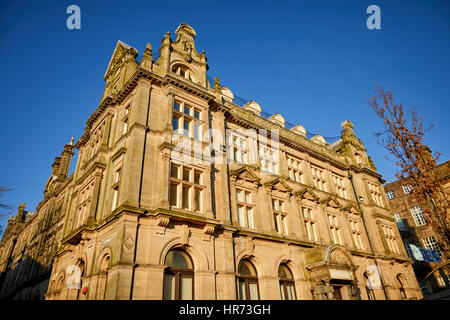 Lumière dorée de l'automne ciel bleu aucun nuage sur une journée ensoleillée à Preston du cénotaphe de guerre et bâtiments historiques dans la région de Market Square, Lancashire, Angleterre,U Banque D'Images