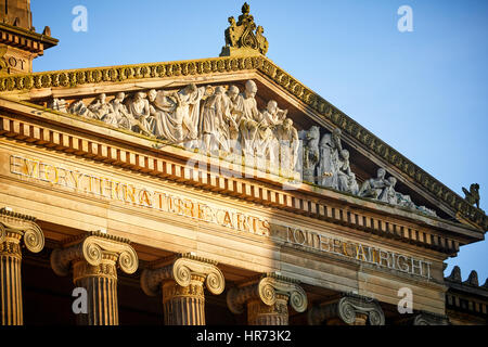 Ciel bleu, soleil d'automne d'or dans le centre-ville de Preston à Harris Museum Art Gallery à Place du Marché montrant des sculptures de toit close up detail, Lancashire, E Banque D'Images