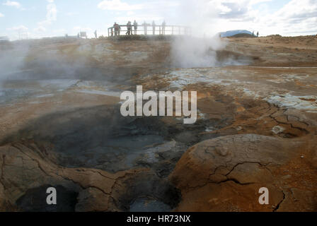 Un spot réputé pour ses bassins à bulles, fosses de boue bouillante et fumante, gaz sulfurique émettant des fumerolles, Namjafall Hevrir, Islande. Banque D'Images