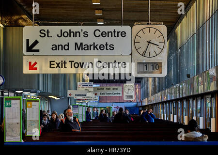 L'intérieurapt brutaliste moderniste conçu Preston Bus Station design classé Grade II Keith Ingham Charles Wilson Building Design Partnership Banque D'Images