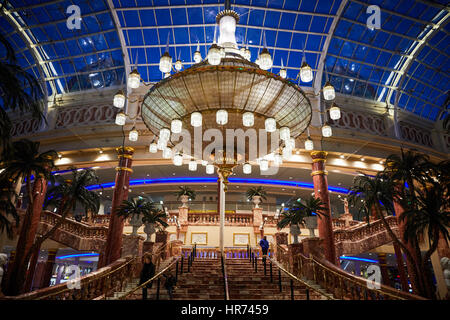 Grand monument marocain, à la lumière, à l'intérieur intérieur de Intu Grande Salle Orient, Trafford Centre t au centre commercial center complex, Manchester, Dunplington Banque D'Images