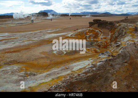 Un spot réputé pour ses bassins à bulles, fosses de boue bouillante et fumante, gaz sulfurique émettant des fumerolles, Namjafall Hevrir, Islande. Banque D'Images