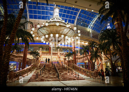 Grand monument marocain, à la lumière, à l'intérieur intérieur de Intu Grande Salle Orient, Trafford Centre t au centre commercial center complex, Manchester, Dunplington Banque D'Images