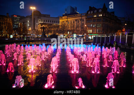 Centre de Manchester, les jardins de Piccadilly monument fontaine à eau l'éclairage de nuit. Banque D'Images