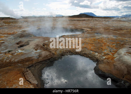 Un spot réputé pour ses bassins à bulles, fosses de boue bouillante et fumante, gaz sulfurique émettant des fumerolles, Namjafall Hevrir, Islande. Banque D'Images