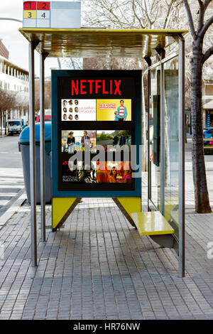 Publicité lors de Netflix sur panneaux d'arrêt de bus, Banque D'Images