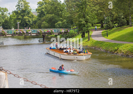 Bateaux de touristes profitant de la vue sur un canal dans la ville de Göteborg. Banque D'Images