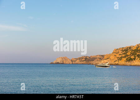 Vue sur le bateau de luxe sur la baie de Santa Reparata, Capo Testa, Santa Teresa di Gallura, Sardaigne Sassati Banque D'Images