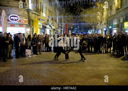 De jeunes danseurs israéliens dansent une danse contemporaine la nuit dans la rue Ben Yehuda lors du festival culturel ouvert annuel Shaon Horef 2017 (Winter Noise Festival) qui a lieu le mois de février dans les rues de l'ouest de Jérusalem Israël Banque D'Images