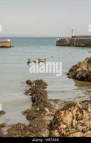 Mevagissey Harbour sur la côte sud de la Cornouailles. Banque D'Images