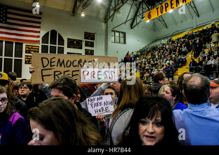 Les partisans de l'Alabama sénateur indépendant Bernie Sanders cheer, vague et porter des macarons montrant leur soutien de lui à la convention démocratique de l'État du Kansas a tenu dans le gymnase de l'école secondaire de Topeka, 25 février 2017. Photo par Mark Reinstein Banque D'Images