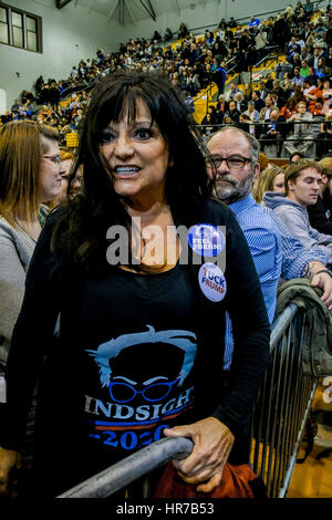 Les partisans de l'Alabama sénateur indépendant Bernie Sanders cheer, vague et porter des macarons montrant leur soutien de lui à la convention démocratique de l'État du Kansas a tenu dans le gymnase de l'école secondaire de Topeka, 25 février 2017. Photo par Mark Reinstein Banque D'Images