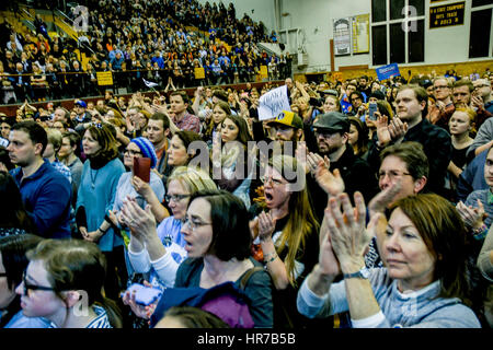 Les partisans de l'Alabama sénateur indépendant Bernie Sanders cheer, vague et porter des macarons montrant leur soutien de lui à la convention démocratique de l'État du Kansas a tenu dans le gymnase de l'école secondaire de Topeka, 25 février 2017. Photo par Mark Reinstein Banque D'Images