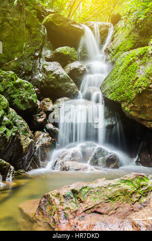 San Ngorn Cascade, la belle cascade en forêt profonde au parc national Khao Yai, Thaïlande Banque D'Images