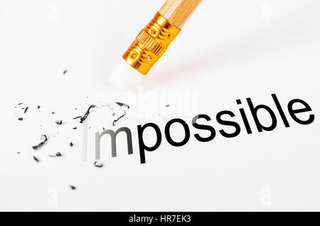 Changer le mot impossible à possible avec une gomme à crayon sur papier blanc. Banque D'Images