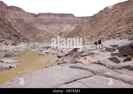 Randonnées le Fish River Canyon est un sentier de randonnée sur plusieurs jours à travers les dures conditions du désert mais passionnant. Les randonneurs doivent être bien préparés. Banque D'Images