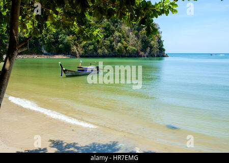 Thaï traditionnel bateau à longue queue mouillée au large de Noppharat Thara Beach, Ao Nang, province de Krabi, Thaïlande. Banque D'Images