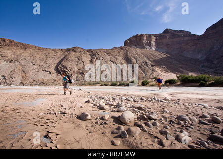 Randonnées le Fish River Canyon est un sentier de randonnée sur plusieurs jours à travers les dures conditions du désert mais passionnant. Les randonneurs doivent être bien préparés. Banque D'Images