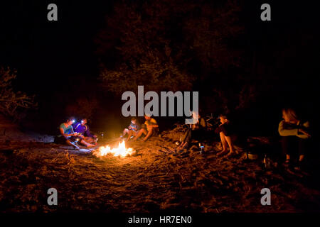 Randonnées le Fish River Canyon est un sentier de randonnée sur plusieurs jours à travers les dures conditions du désert mais passionnant. Les randonneurs doivent être bien préparés. Banque D'Images