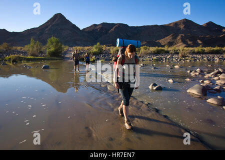 Randonnées le Fish River Canyon est un sentier de randonnée sur plusieurs jours à travers les dures conditions du désert mais passionnant. Les randonneurs doivent être bien préparés. Banque D'Images