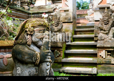 Guardian statue (Bedogol ou Dvarapala) à l'entrée d'une maison familiale et traditionnelle balinaise Ubud, Bali, Indonésie. Banque D'Images