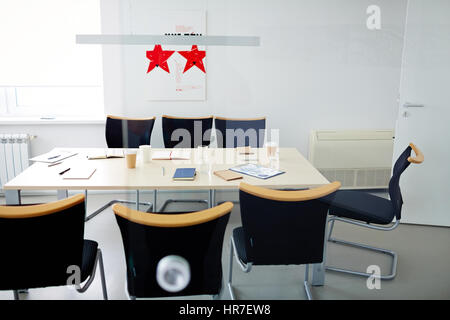 Bureau moderne de l'Intérieur : salle de conférence avec une grande table et plusieurs chaises de créateur à elle en attente de réunion pour commencer Banque D'Images