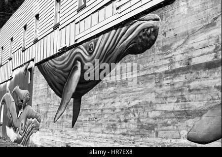 Une énorme fresque de baleines orne le côté d'un bâtiment près de l'aquarium Sea life centre de Seward Alaska. Banque D'Images