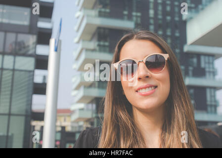 Jeune femme d'affaires authentique dans la ville pour un voyage d'affaires Banque D'Images