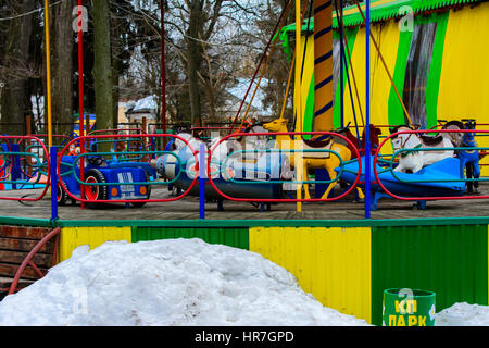 Des terrains de jeux et manèges pour enfants en hiver sur une maison de Maslenitsa Banque D'Images