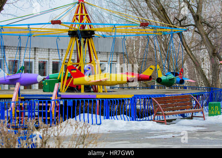 Des terrains de jeux et manèges pour enfants en hiver sur une maison de Maslenitsa Banque D'Images