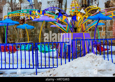 Des terrains de jeux et manèges pour enfants en hiver sur une maison de Maslenitsa Banque D'Images