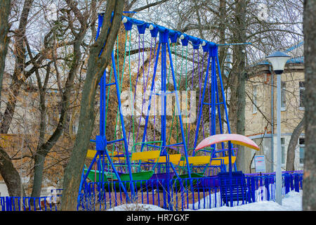 Des terrains de jeux et manèges pour enfants en hiver sur une maison de Maslenitsa Banque D'Images