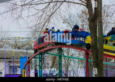 Des terrains de jeux et manèges pour enfants en hiver sur une maison de Maslenitsa Banque D'Images