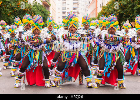 Badajoz, Espagne, dimanche. Février.26. 2017 participants en costumes colorés prendre part dans le défilé du carnaval à Badajoz 2017 Banque D'Images