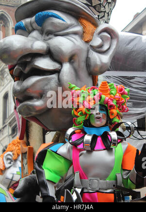 AALST, Belgique, le 26 février 2017 vêtue de couleurs vives : danseuse inconnue pendant le carnaval annuel défilé en Alost. Banque D'Images
