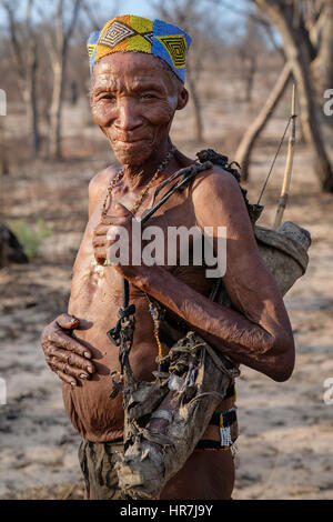 Portrait d'un vieil homme de la tribu San marcher dans la brousse d'armes traditionnelles et des vêtements. San les gens n'ont pas beaucoup de chances de garder avec thei Banque D'Images