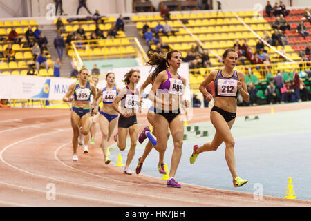 Kiev, UKRAINE - 17 février 2017 : Mariya Shatalova (212) et Olena Sokur (889) avec d'autres sportives fonctionnant en final du 3000m sur piste intérieure de l'Ukraine et sur le terrain 2017 Championnat Banque D'Images