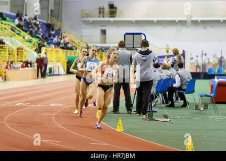 Kiev, UKRAINE - 17 février 2017 : Nataliya Tobias (173) et (749) Strebkova Nataliia fonctionnant en final du 3000m sur piste intérieure de l'Ukraine et sur le terrain 2017 Championnat Banque D'Images