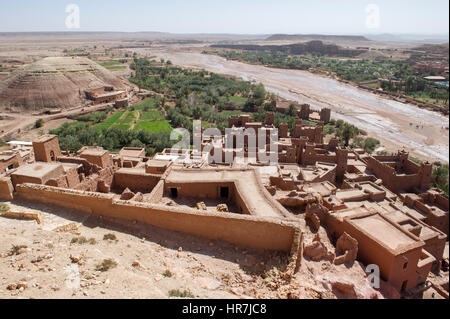 Donnant sur la célèbre ville berbère de Ait Benhaddou situé à bewtween Ouarzazate et le désert du Sahara au Maroc. Banque D'Images