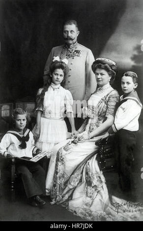 L'archiduc François-Ferdinand d'Autriche avec sa famille en 1910. De gauche à droite : le Prince Ernst von Hohenberg, La princesse Sophie, son épouse Sophie duchesse de Hohenberg, Maximilien, duc de Hohenberg Banque D'Images